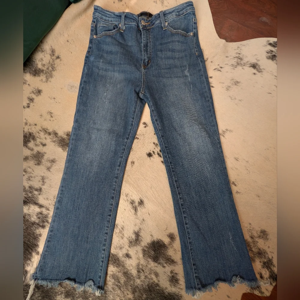 Risen High-Rise Frayed Hem Cropped Jeans - Picture 2 of 6